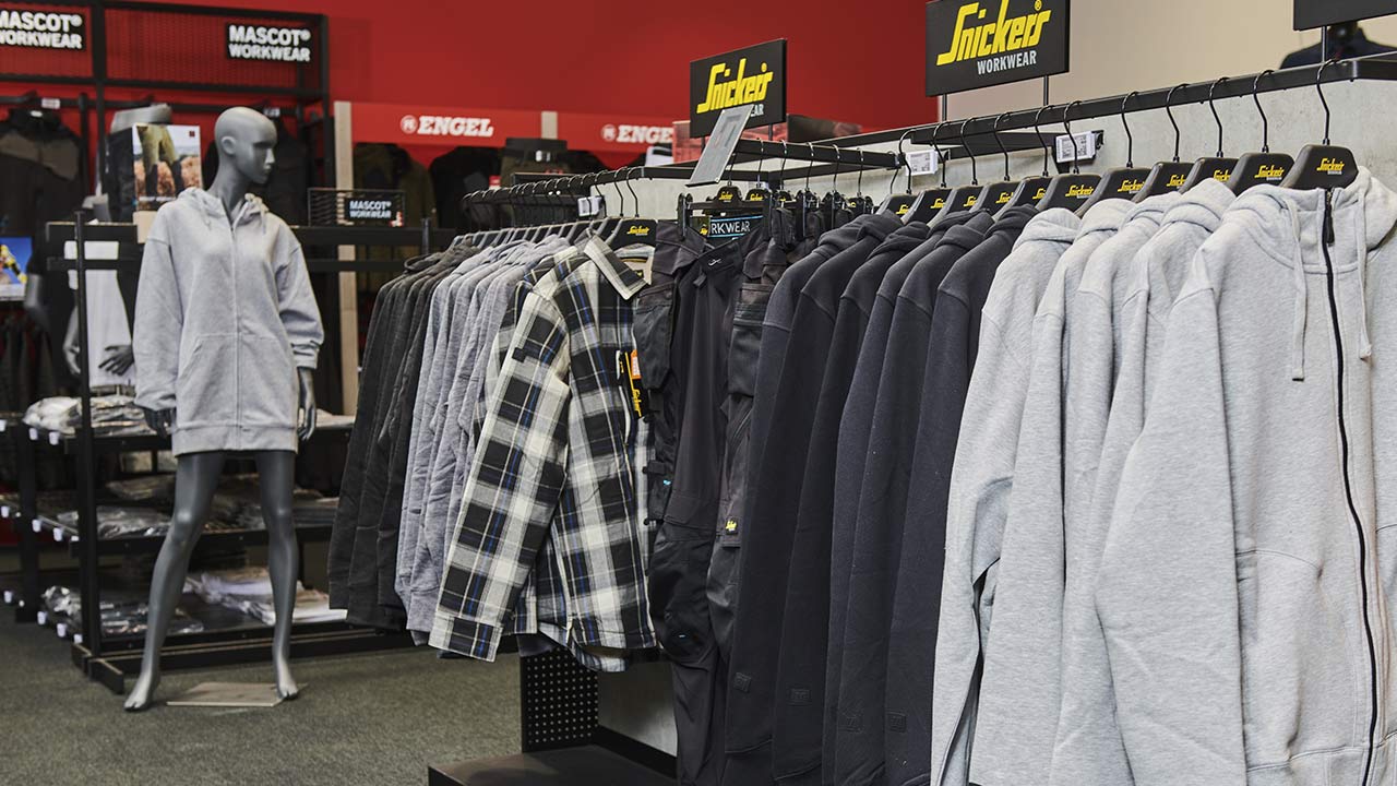 Tøjafdeling i Bygma butik