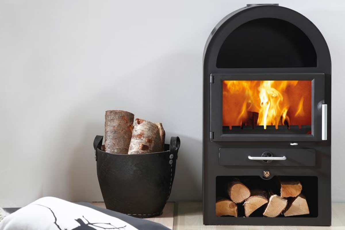 Brændsel der ligger ved moderne brændeovn