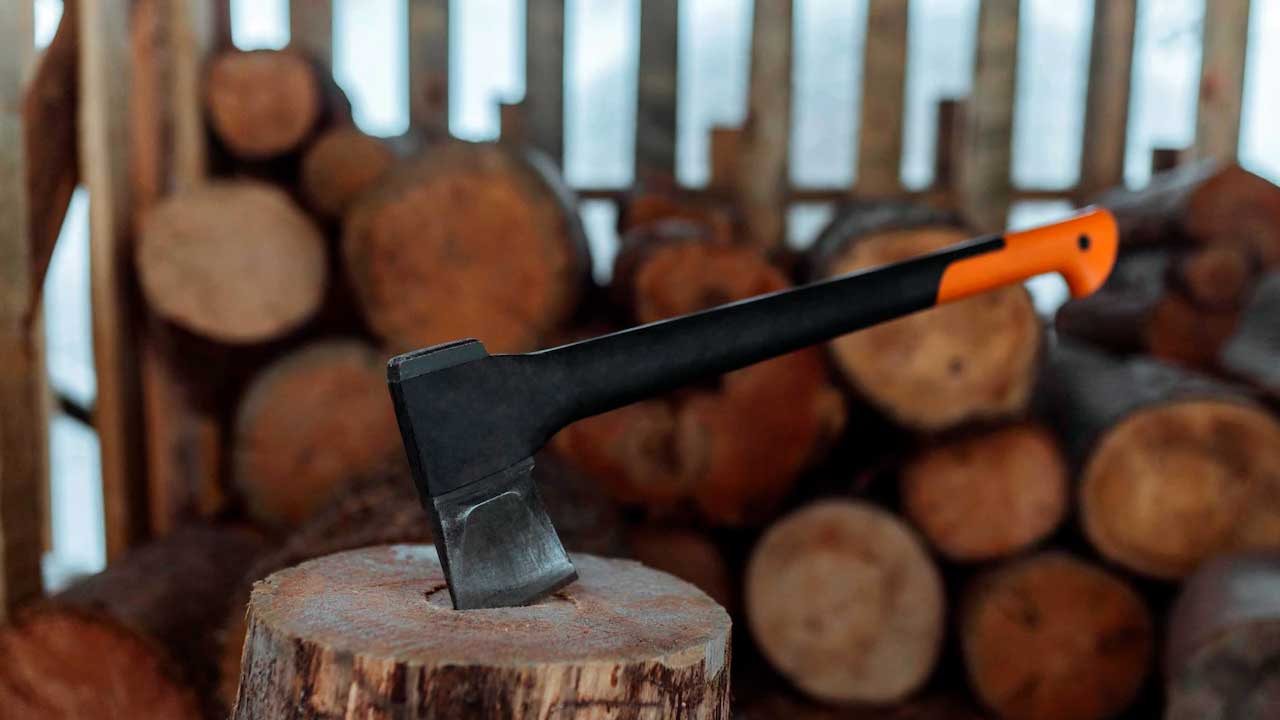 Træstub, brændestabel og økse til at kløve træ med