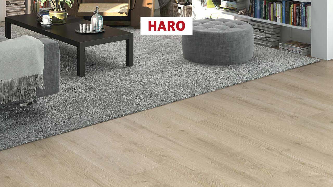 Stuegulv med bord, t&aelig;ppe og DISANO WAvequa gulv