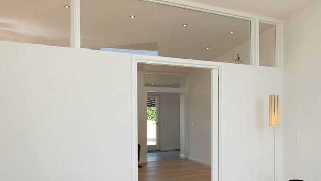 Gipsvæg med vinduer