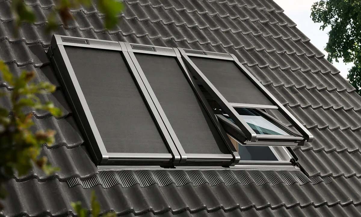 Flotte solgardiner på sort tegltag