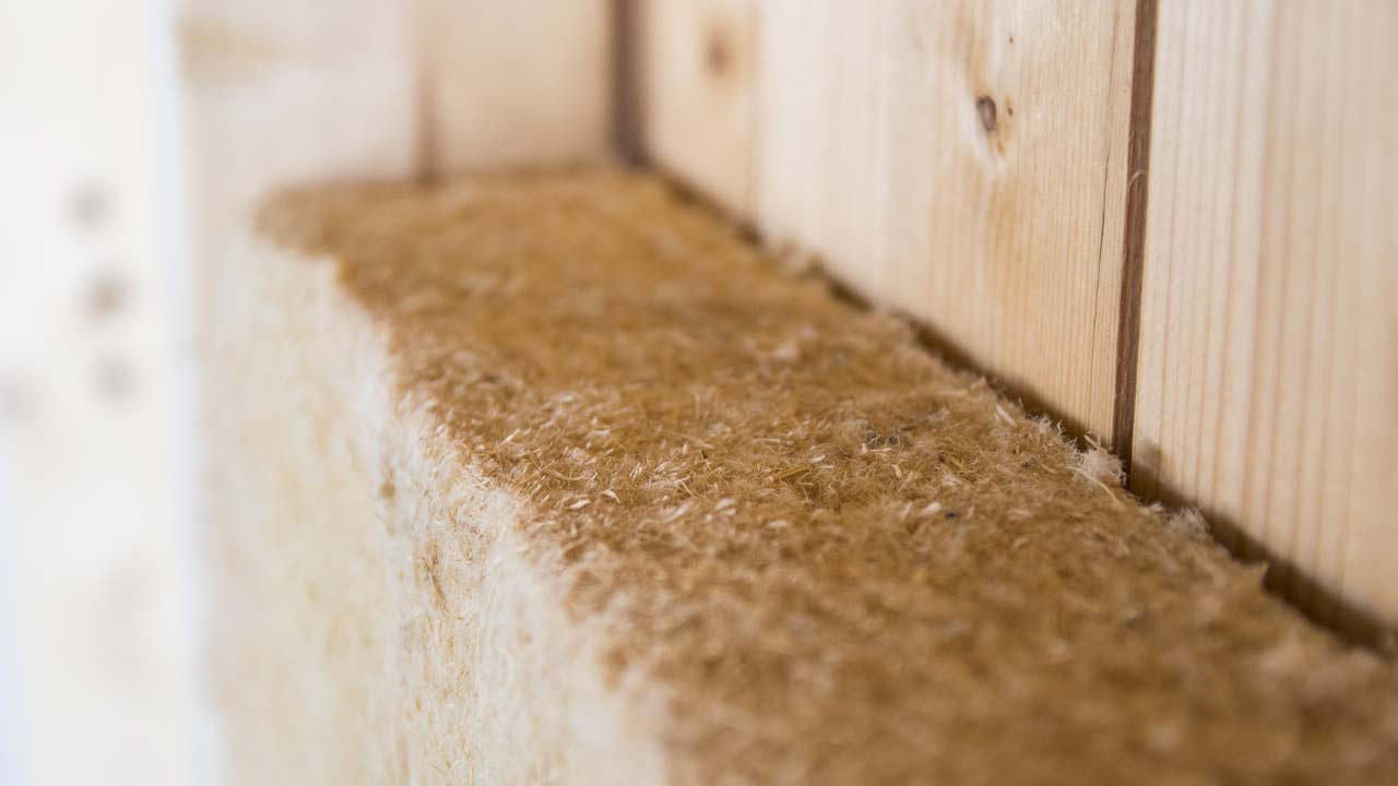 væg i træhus med træfiberisolering