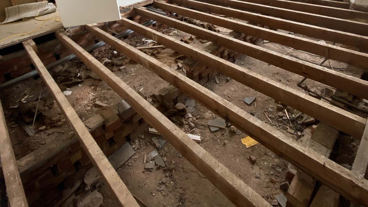 Gulvstr&oslash;er og undergulv der mangler gulv krydsfiner