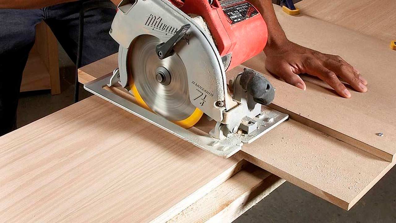 Rundsav der sk&aelig;rer i MDF plade