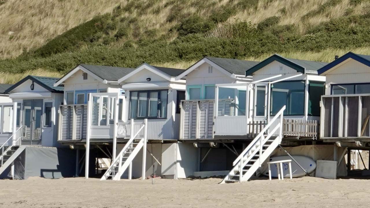 Krydsfiner brugt som gulv i huse ved stranden