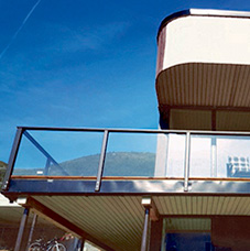 Frontmonteret glashegn