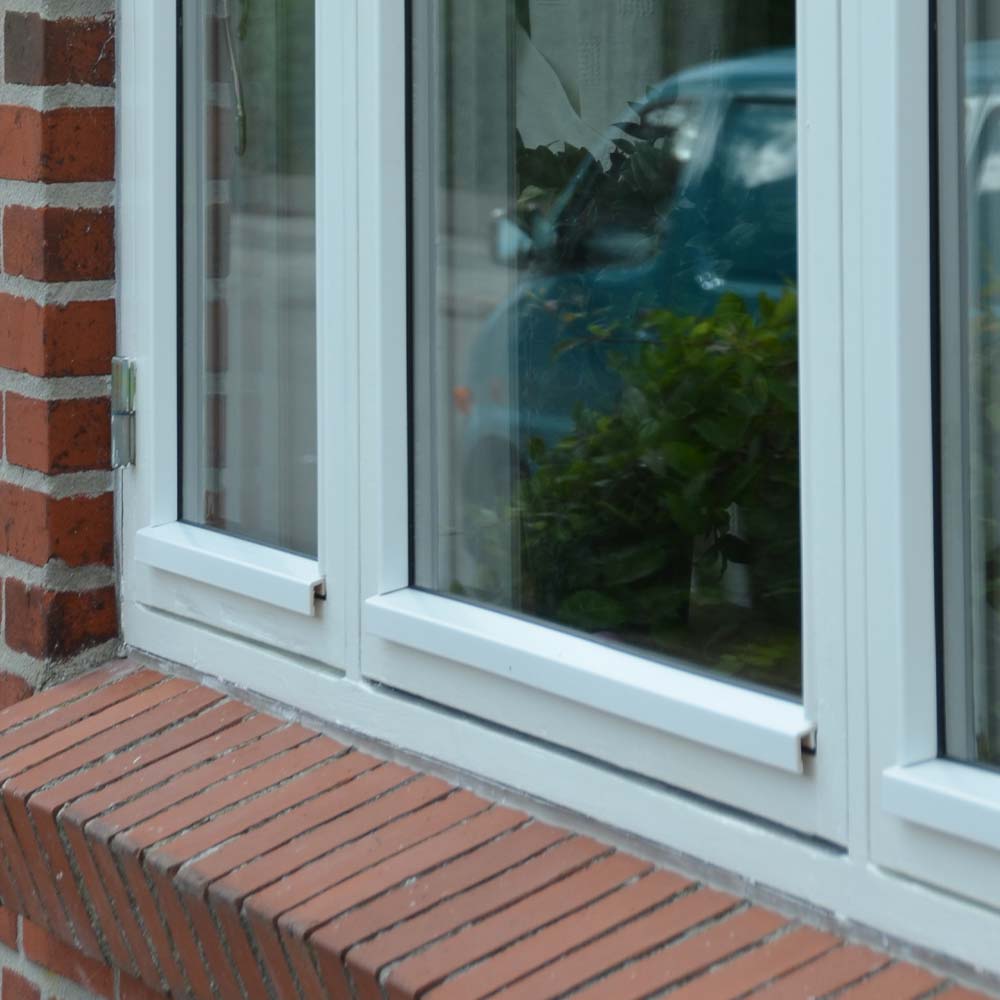 Hvid bundglasliste på vindue
