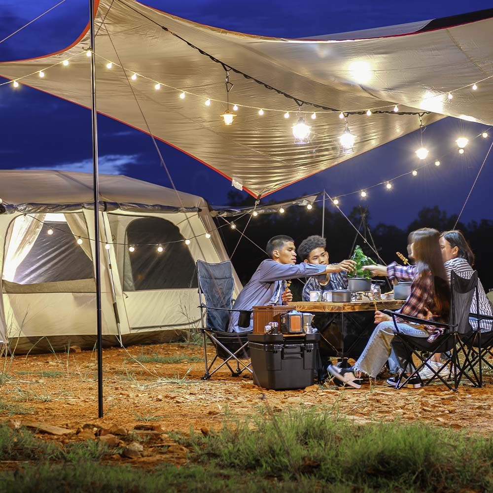 Solpaneler oplader batteri til lys på campingferie