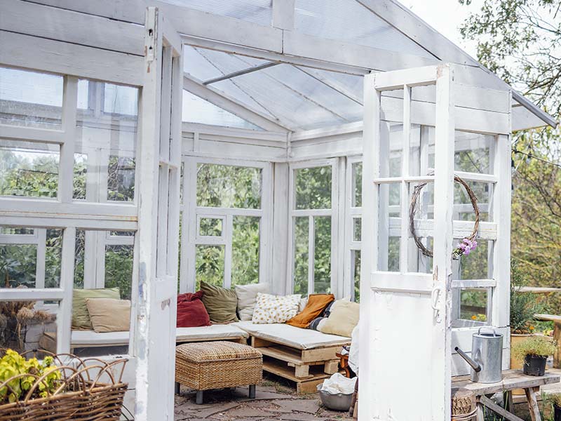 Hvidt drivhus lavet af træ