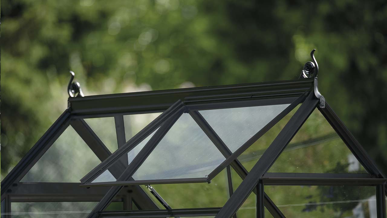 Tagryg og vindue p&aring; sort halls icon 6 drivhus