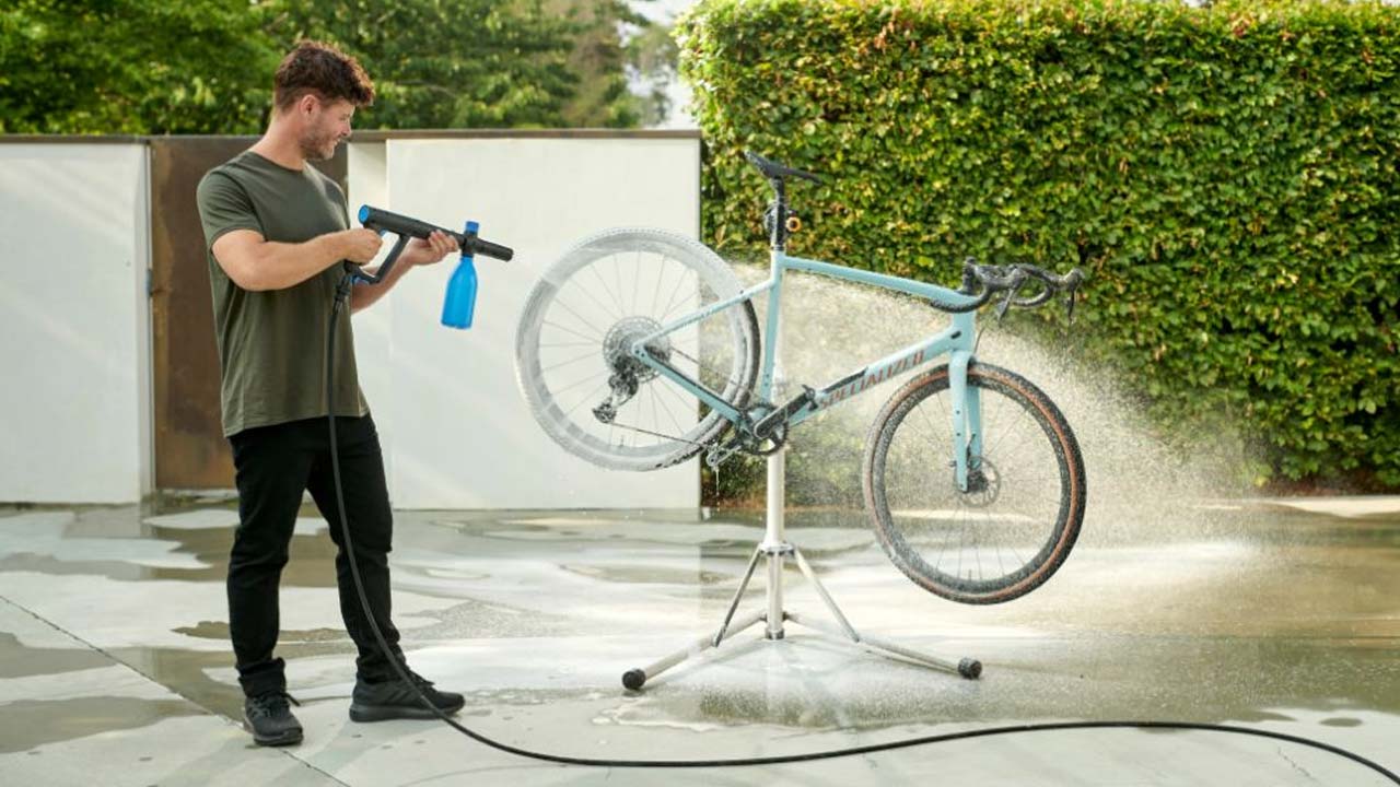 Rengøring af cykel med Nilfisk Excellent Højtryksrenser