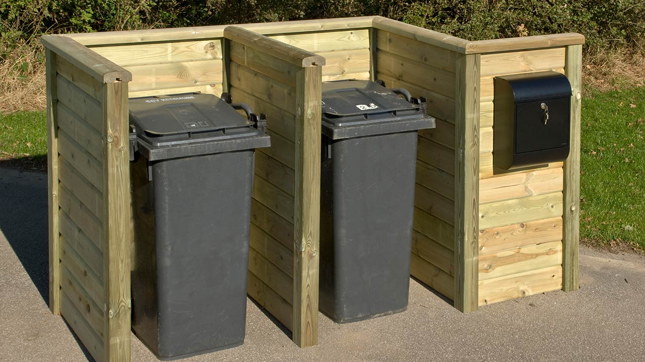 Renovationsskjuler lavet af Frøslev Træ systemhegn