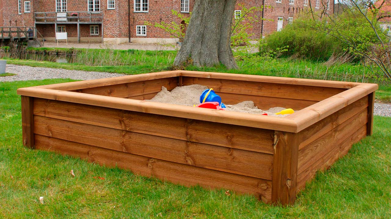 Sandkasse fremstillet af Frøslev Træ Systemhegn