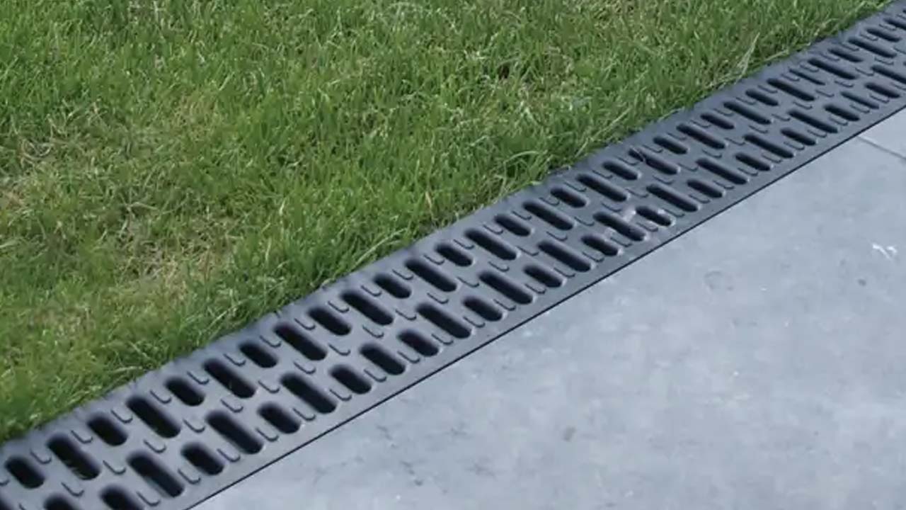 Linjedræn mellem terrasse og græsplæne