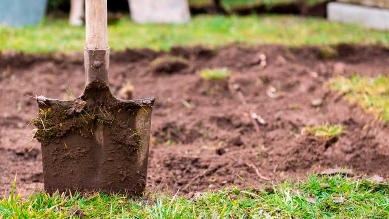 Udgravning af regnbed