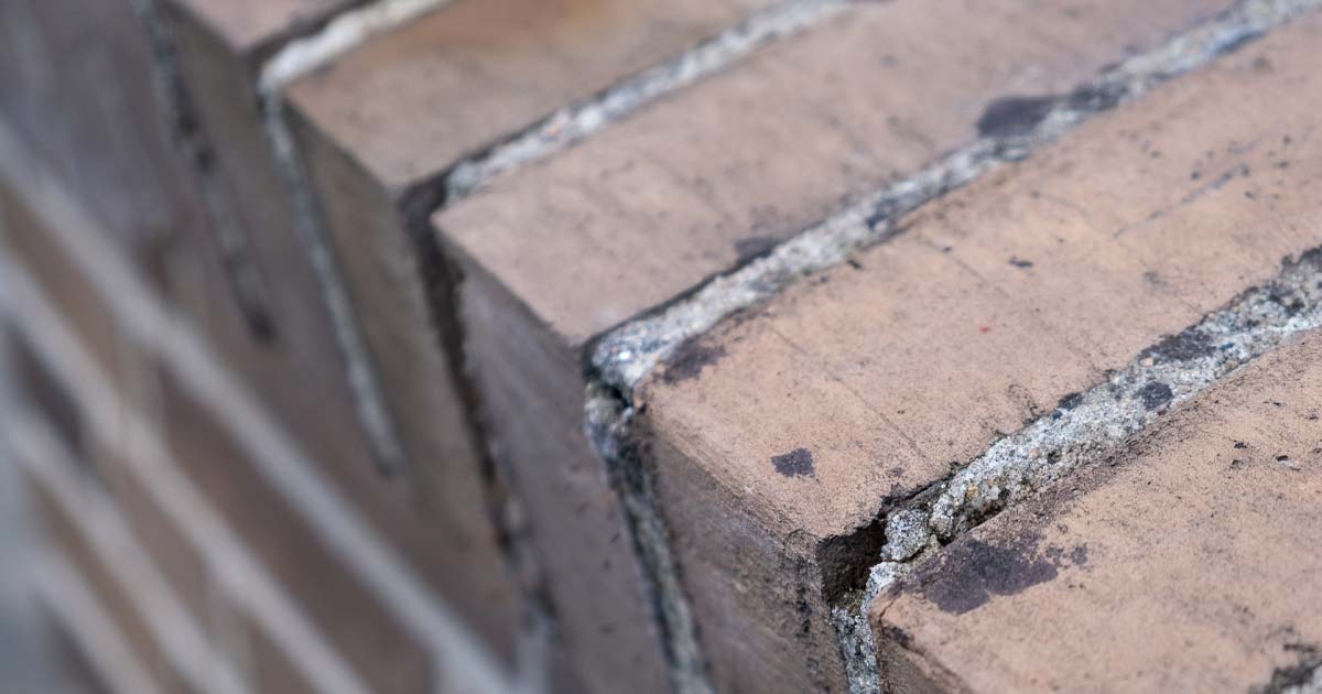 Murværk ved vindue smuldrer pga. nedbør