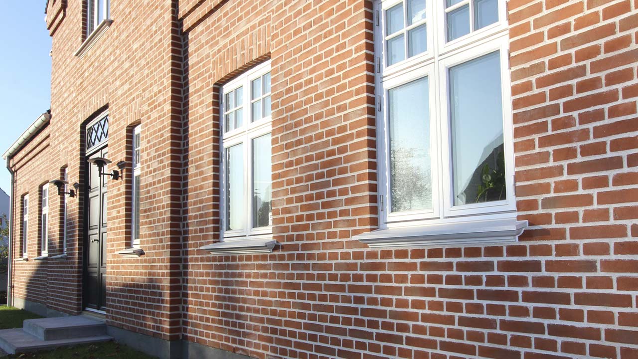 Hvide Polysan Sålbænke på rød murstensvæg