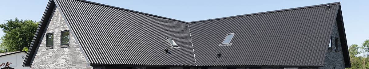 Tagrenovering med sorte bølgeplader