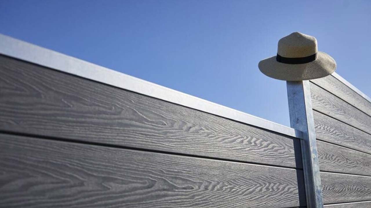 Hegn af trækomposit