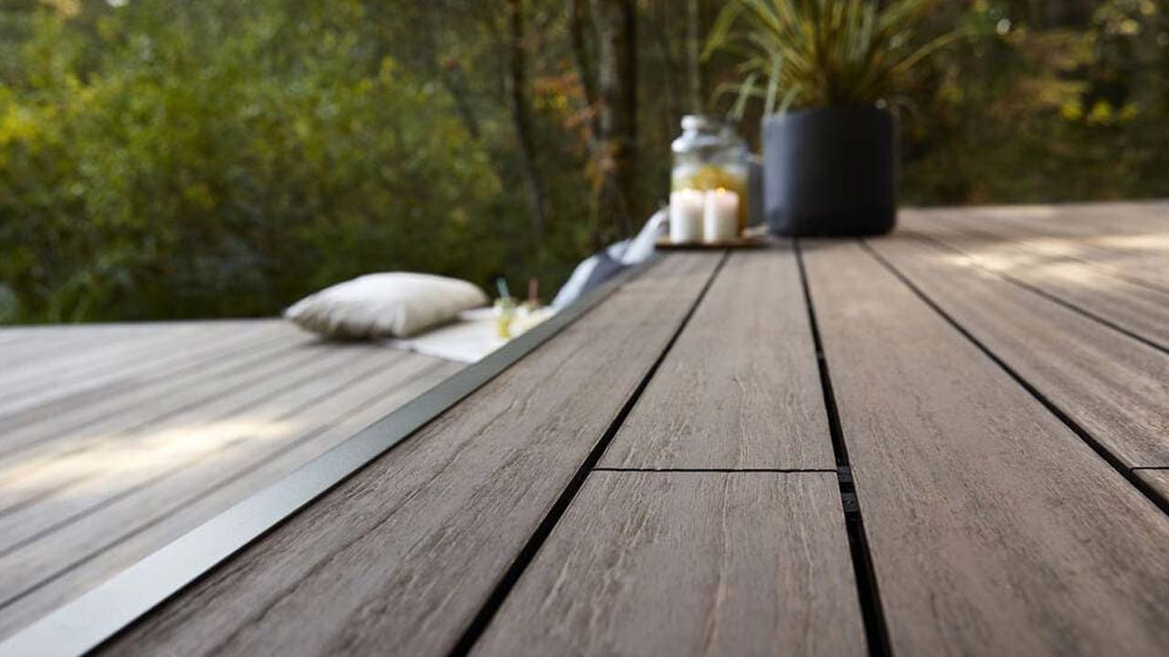 Afslutningsskinne på komposit terrassebrædder