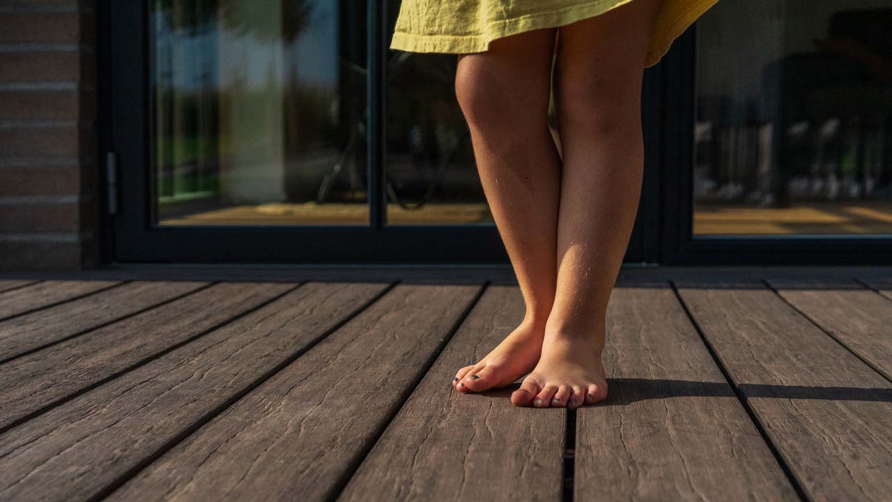 Trygge fødder på komposit terrassebrædder
