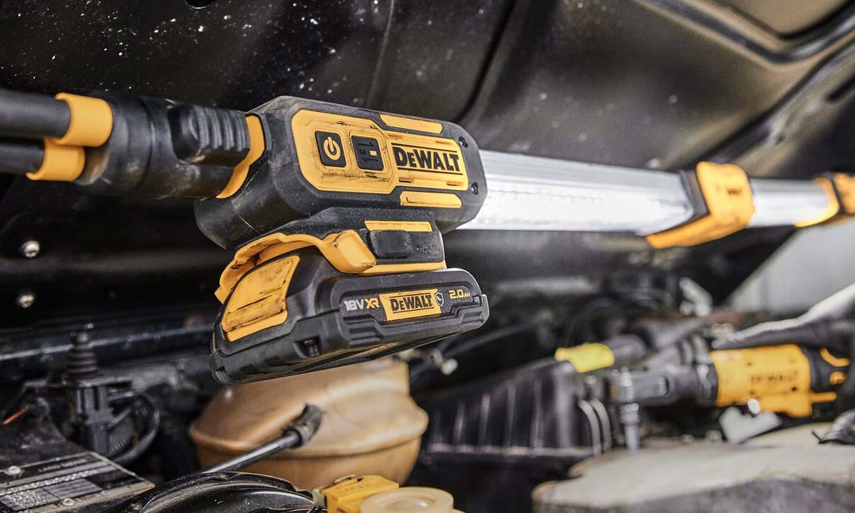 Dewalt arbejdslampe oplyser motorrummet i en bil