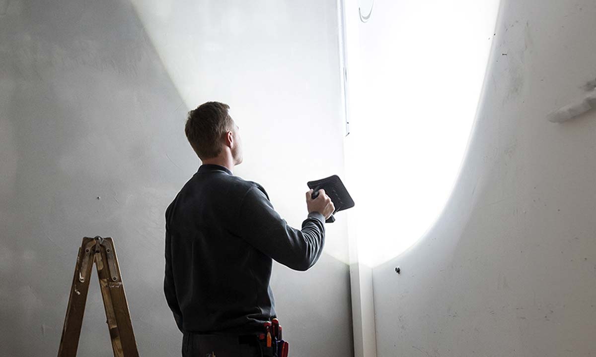 Scangrip Nova lampe oplyser væg og loft i hjørne