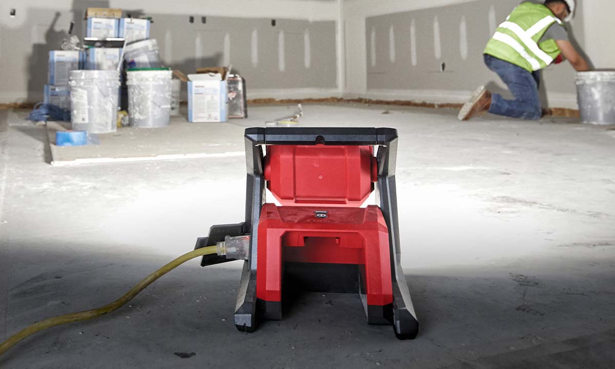 Milwaukee lampe der både lyser med 230V og batteri