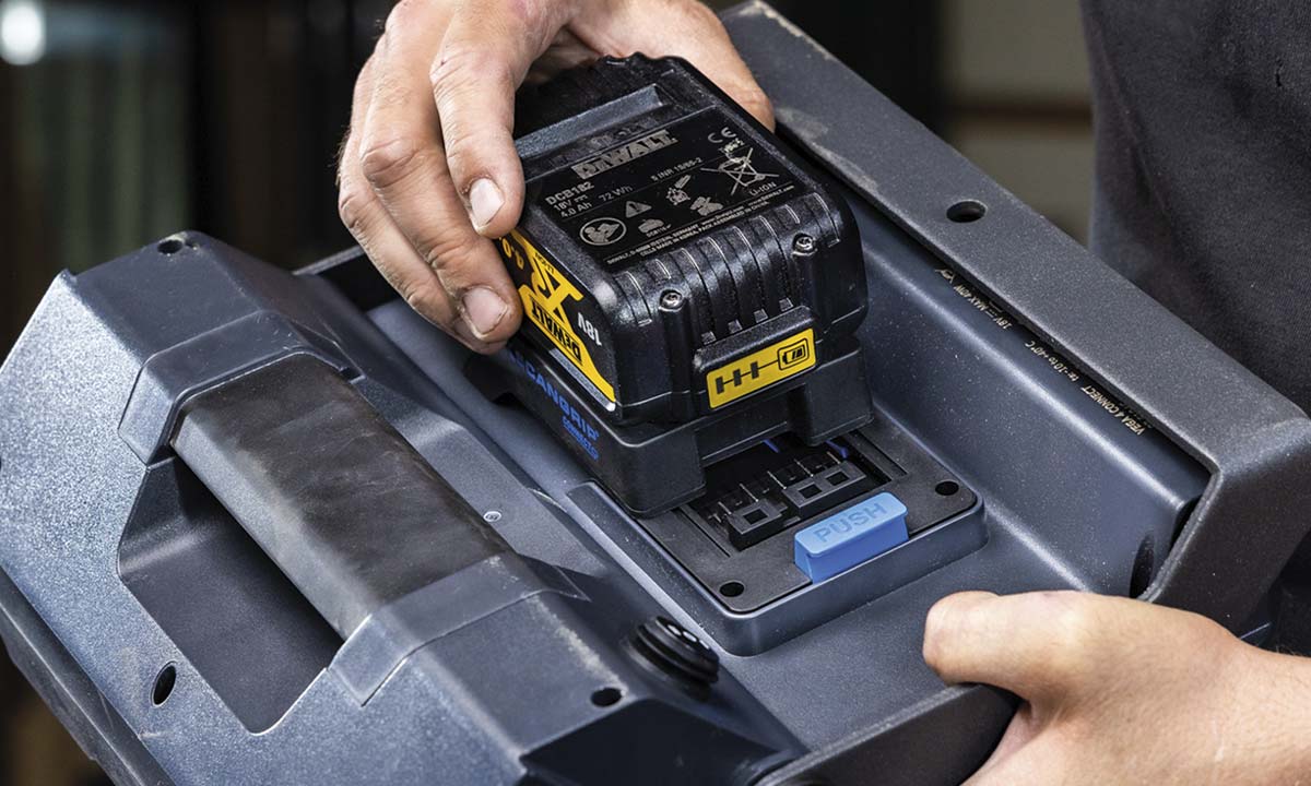 Scangrip arbejdslampe der bruger DEWALT batteri