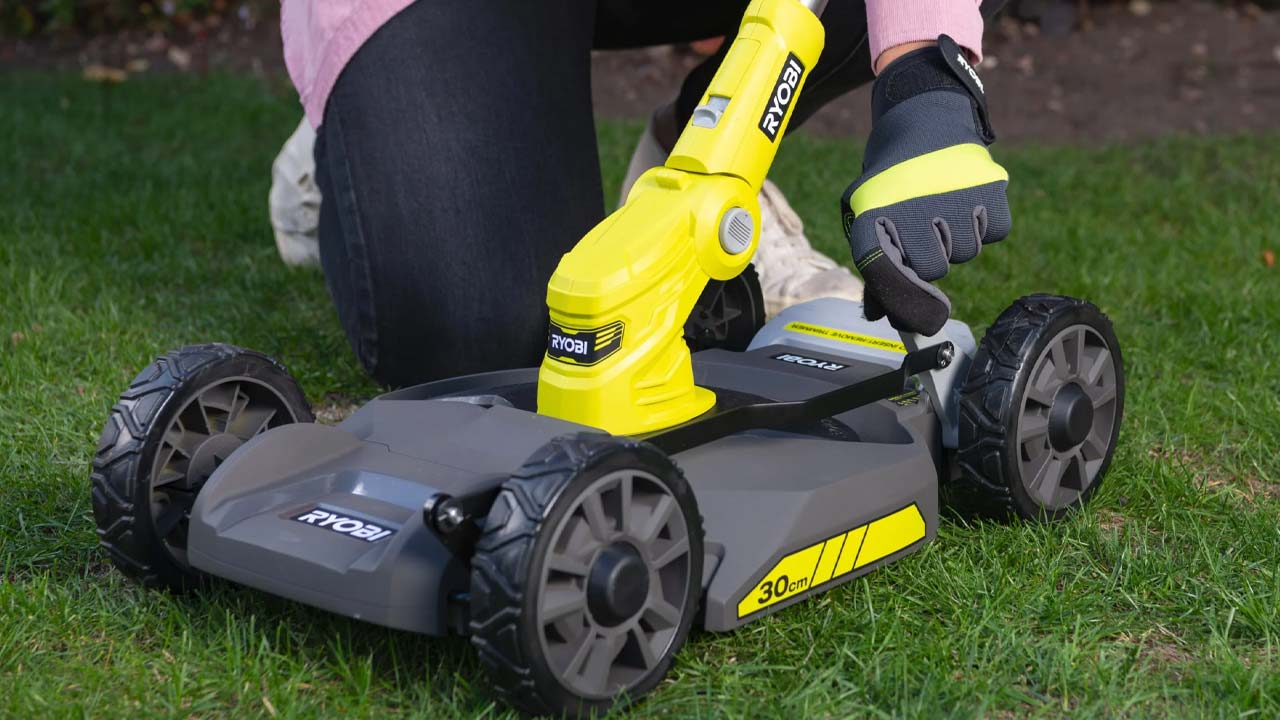 Ryobi græstrimmer og plæneklipper i et