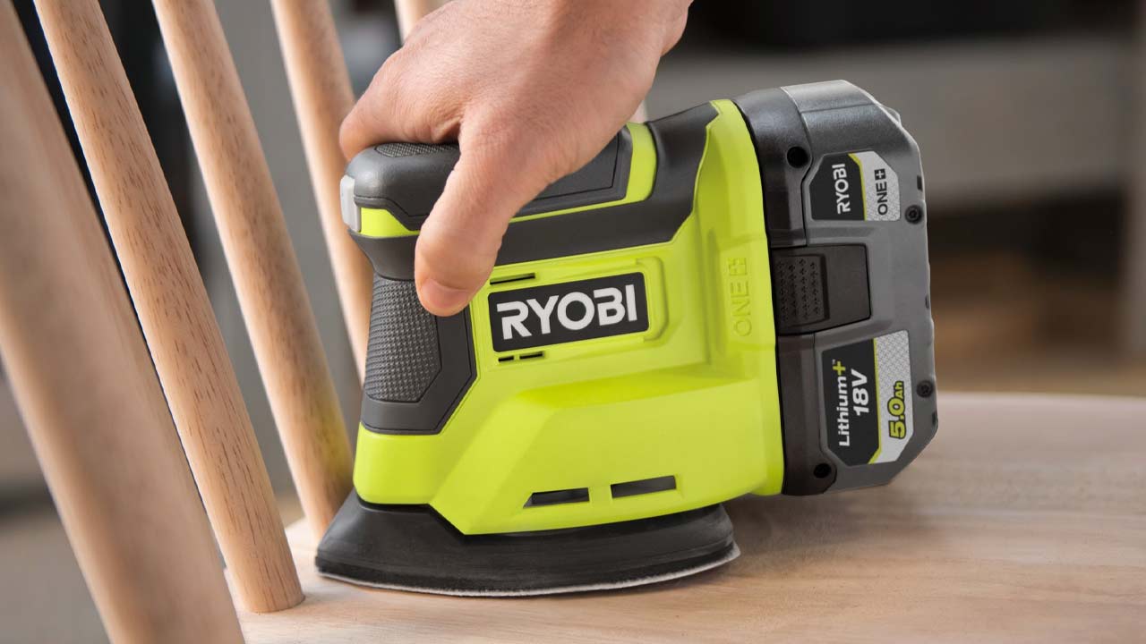 Ryobi deltasliber sliber s&aelig;det p&aring; en stol