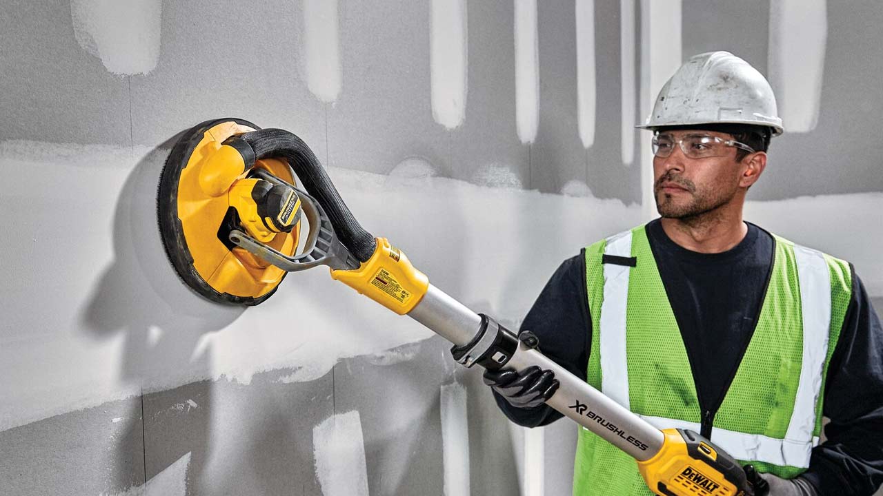 V&aelig;gge der bliver slebet med DEWALT girafsliber