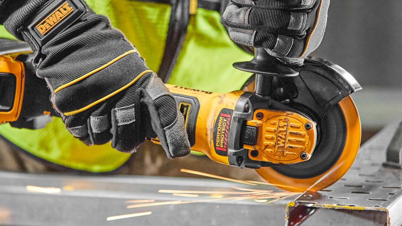 DEWALT vinkelsliber sk&aelig;rer i metal