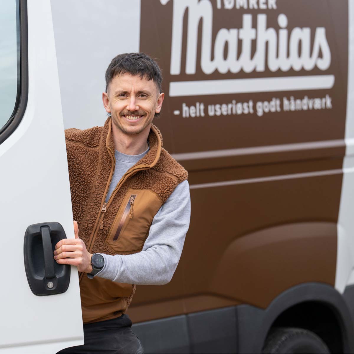 T&oslash;mrer Mathias foran sin varevogn