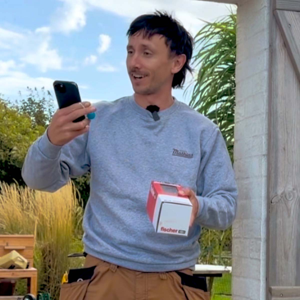 T&oslash;mrer Mathias tjekker Bygma.dk p&aring; mobiltelefonen