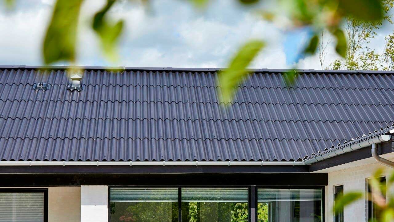 Hus med sort blå Swisspearl B6 tagplader