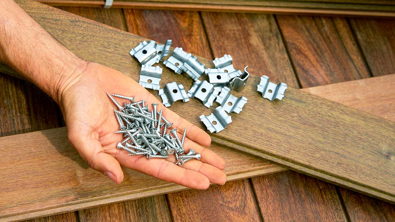Beslag og skruer til terrassebrædder