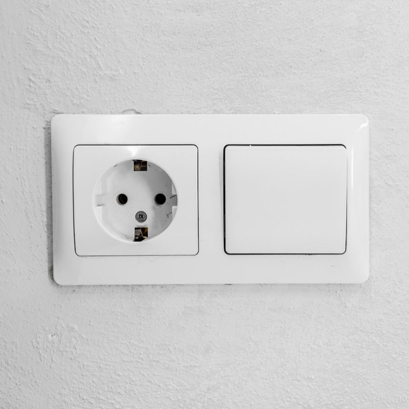 Hvid stikkontakt med afbryder