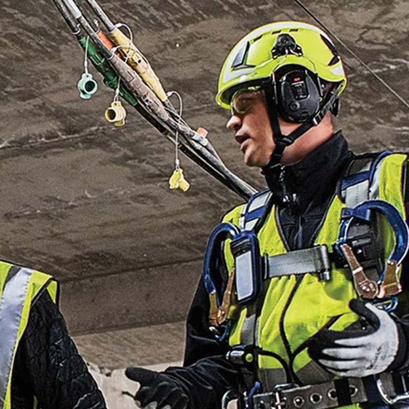 Udvalg af huer og hjelme i hovedbeklædning