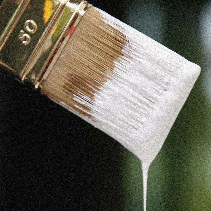 Pensel med hvid maling