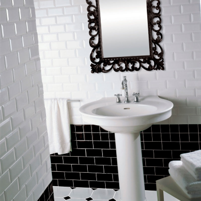 Hvide vægfliser i badeværelse