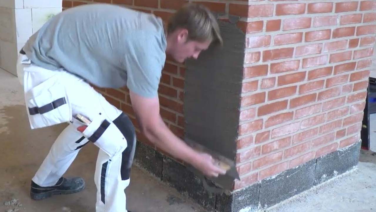 Pudsning af v&aelig;g vha. cement fra Aalborg Portland