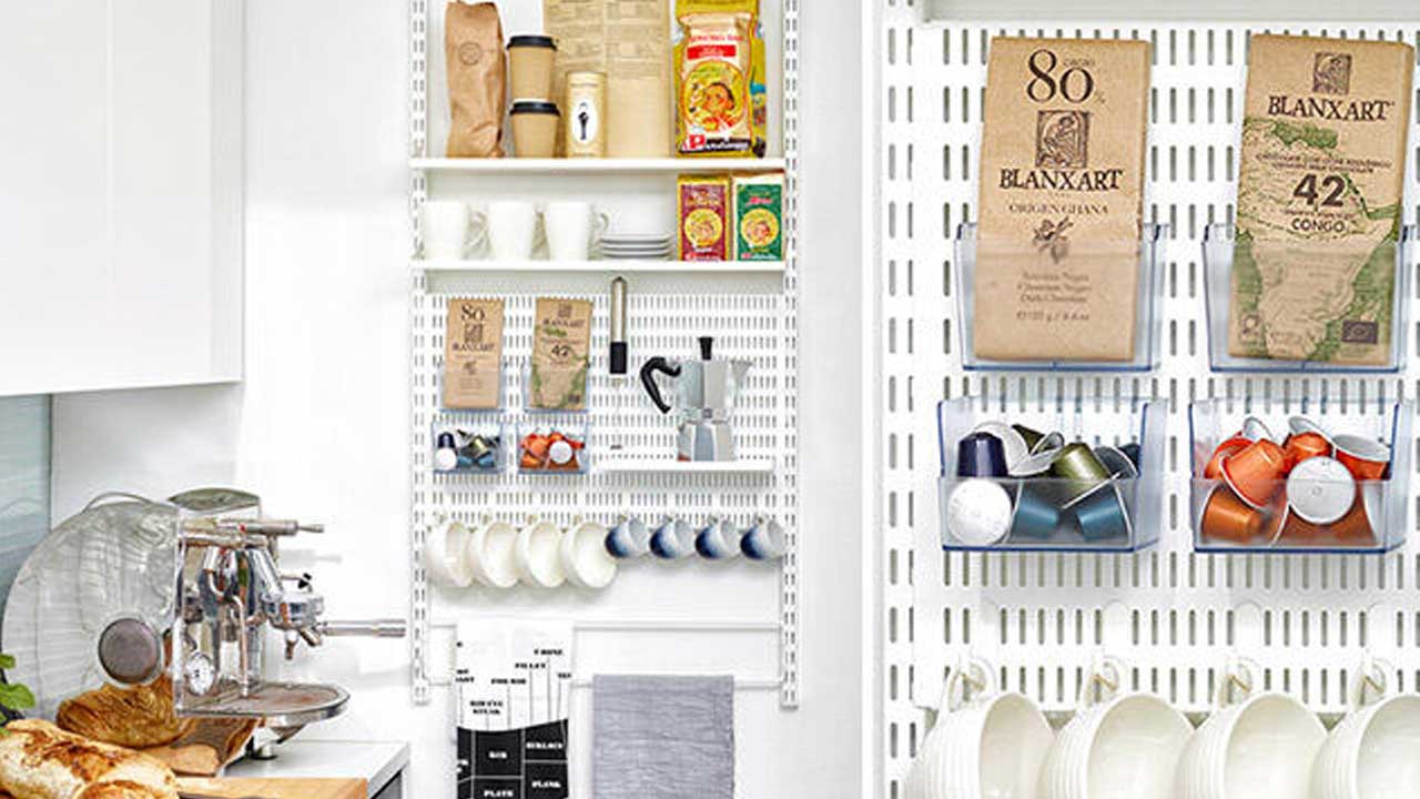 ELFA opbevaringssystem med hylder i køkken