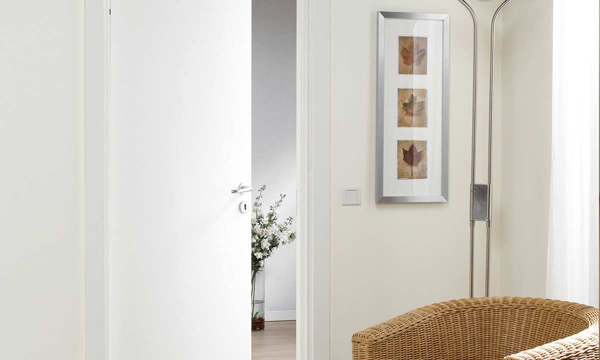 Hvid og glat celledøre fra Swedoor