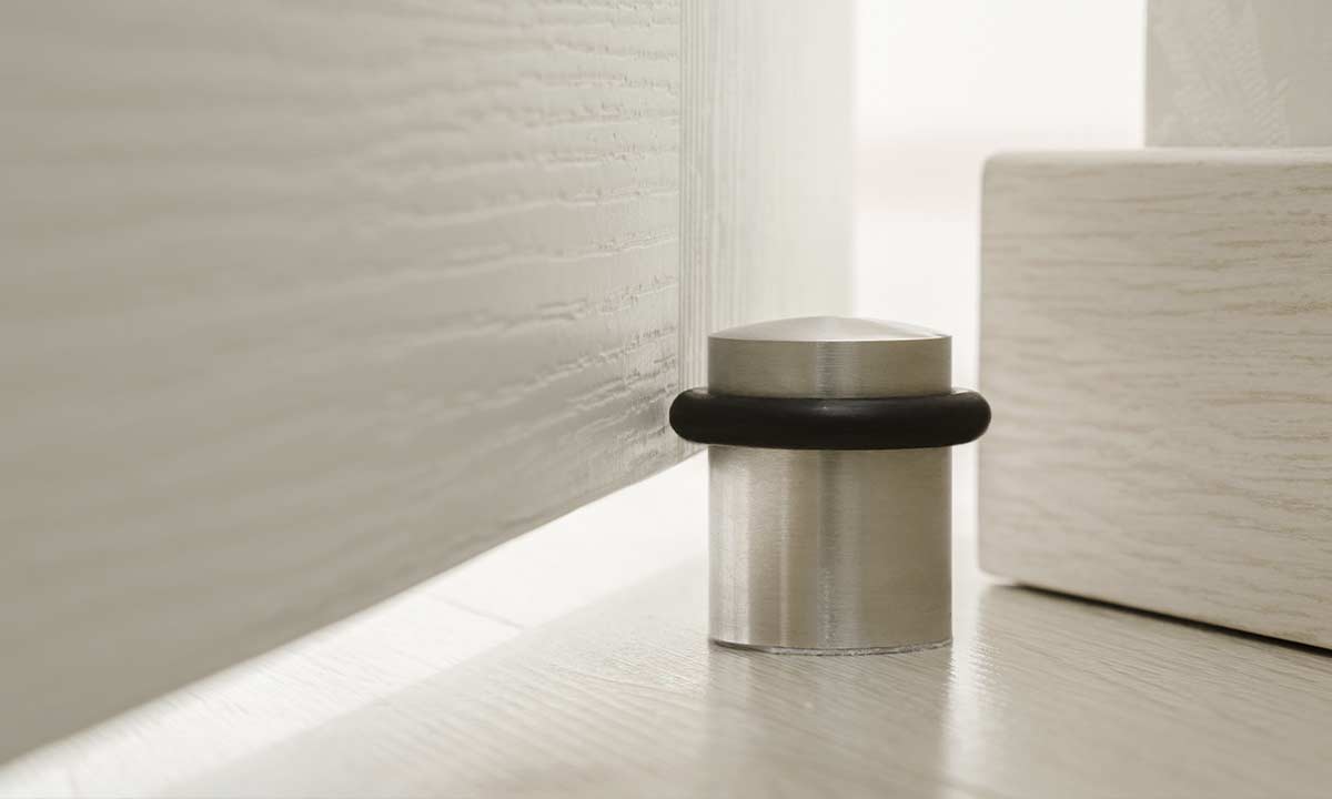 Dørstoppere og andet tilbehør til døre