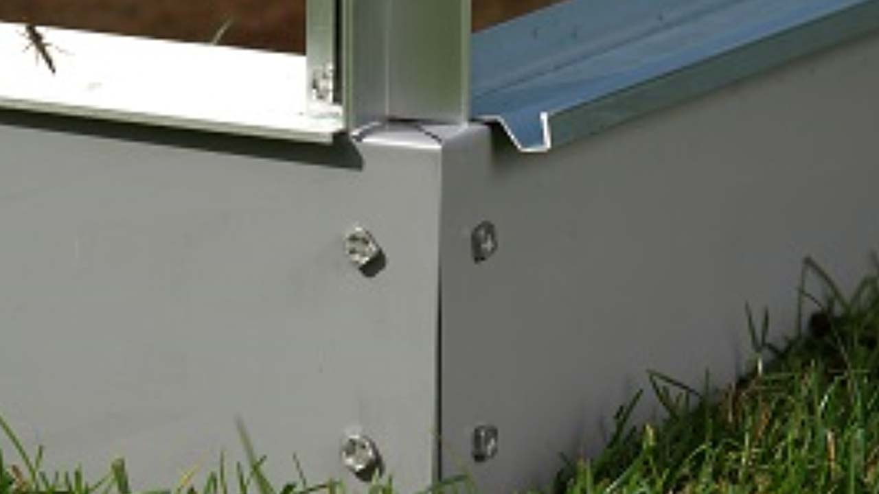 Praktisk og beskyttende sokkel til drivhuse