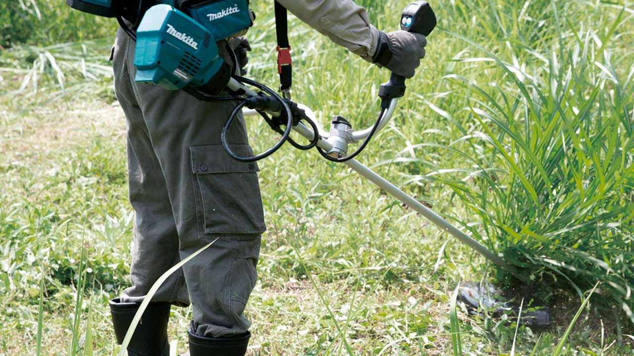 Makita buskrydder fjerner krat og højt græs