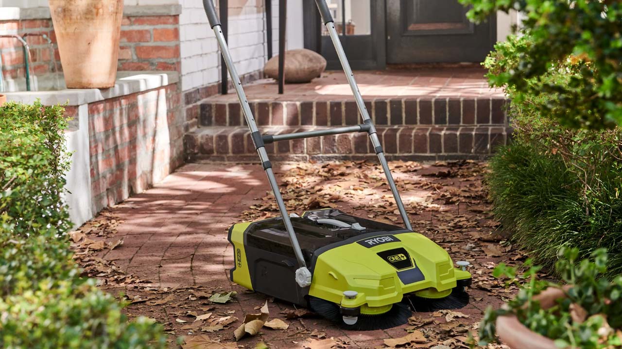 Elektrisk fejemaskine fra Ryobi der fjerner blade