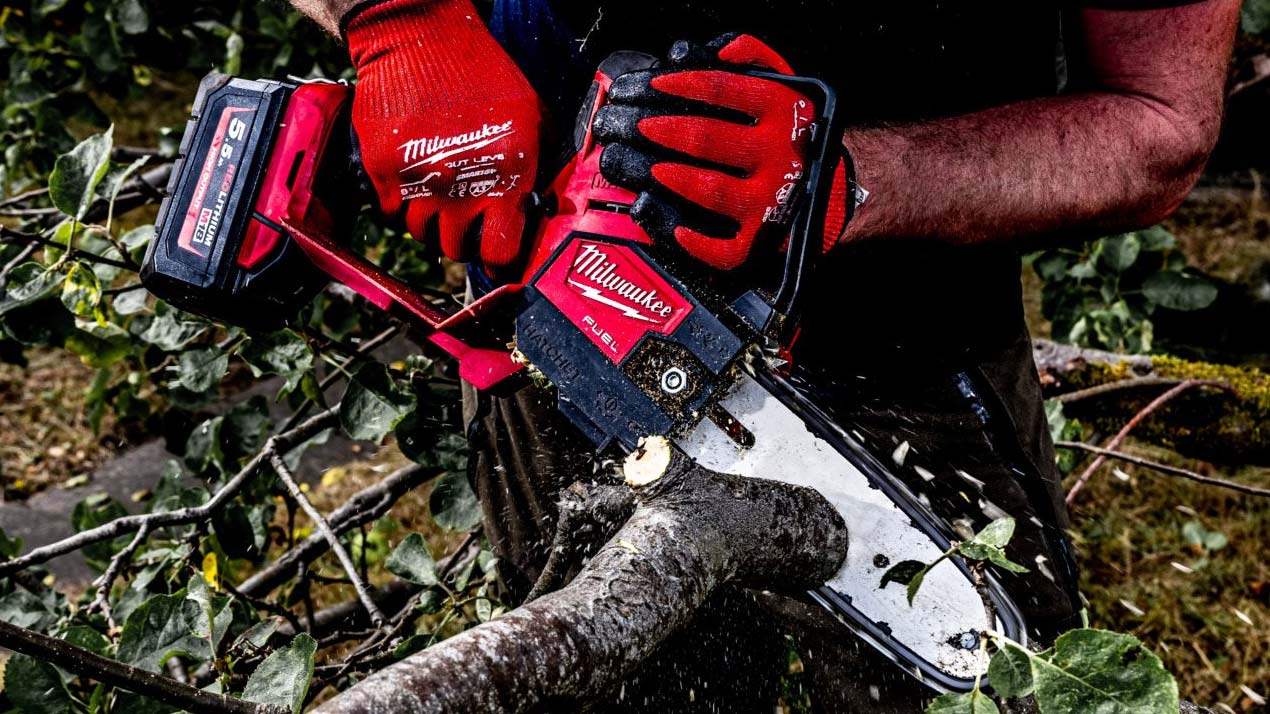 Milwaukee grensav skærer grene i stykker